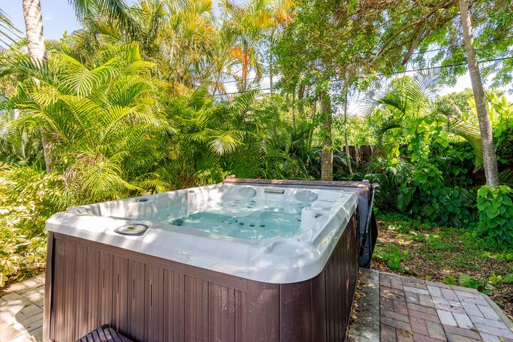 Luxury 5 Bedroom Art Villa, Heated Pool, Hot tub gallery image 4