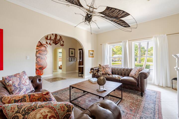 Luxury 5 Bedroom Art Villa, Heated Pool, Hot tub gallery image 2