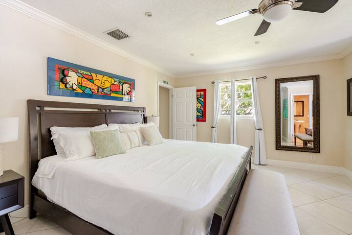 Luxury 5 Bedroom Art Villa, Heated Pool, Hot tub gallery image 3