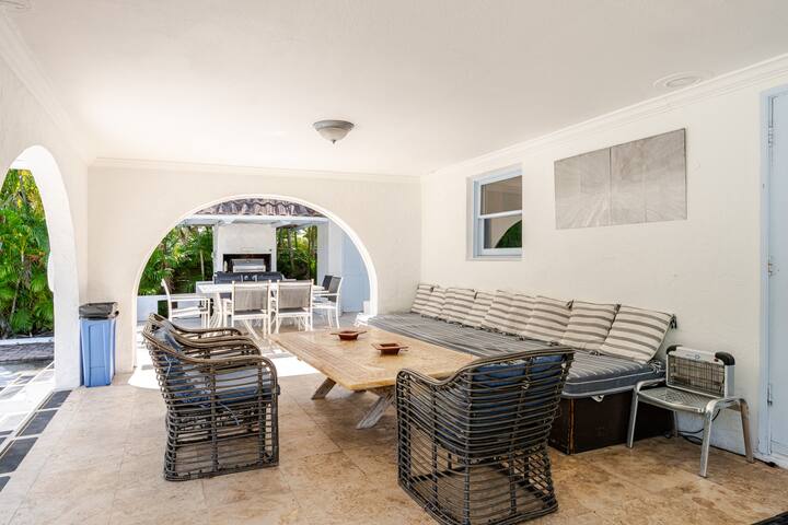 Luxury 5 Bedroom Art Villa, Heated Pool, Hot tub gallery image 5