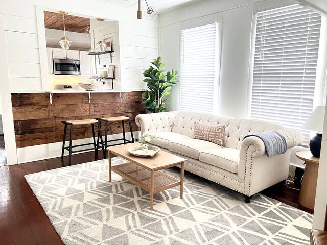 The Carriage House in Fairmount – 3 rooms, 2 baths gallery image 3