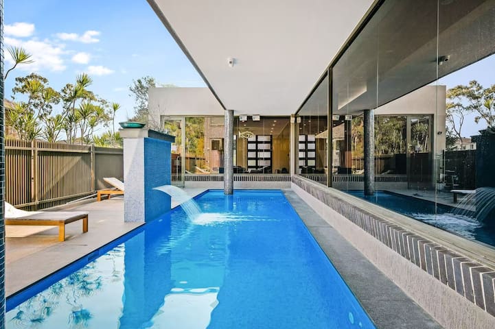 Putney · Modern Luxury House | Pool & Waterview