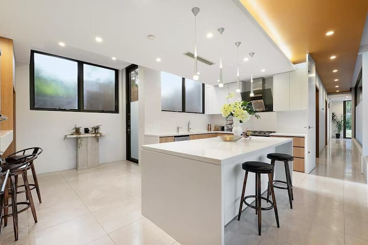 Putney · Modern Luxury House | Pool & Waterview gallery image 4