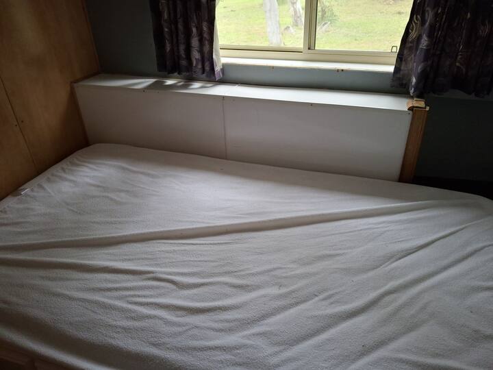 Единично легло в стая в другия край на вана