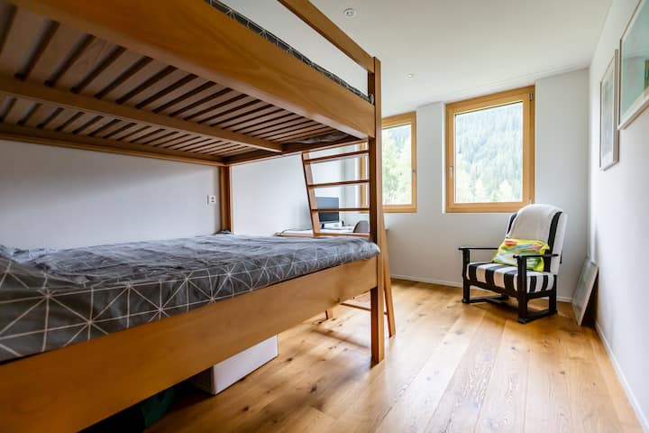 Un lit superposé sur mesure avec deux lits doubles de taille normale avec des matelas de haute qualité pour un sommeil réparateur et un confort supplémentaire.