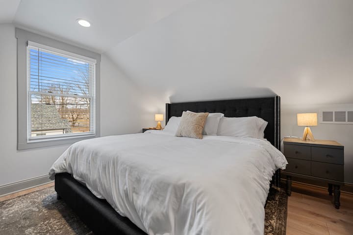 ห้องนอนชั้นบนพร้อมเตียงคิงไซส์