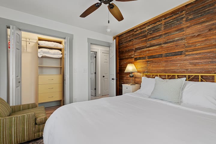 ห้องนอนด้านหลังระดับหลักพร้อมเตียงควีนไซส์