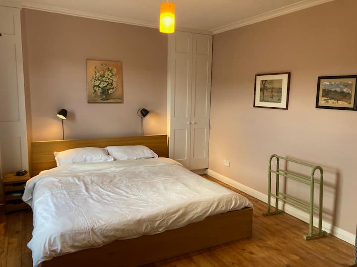 Მთავარი საძინებელი არის მსუბუქი და ფართო ოთახი, საიდანაც იშლება ხედი უკანა ბაღსა და ლარკჰოლის სახლებზე სოლსბერი-ჰილში 