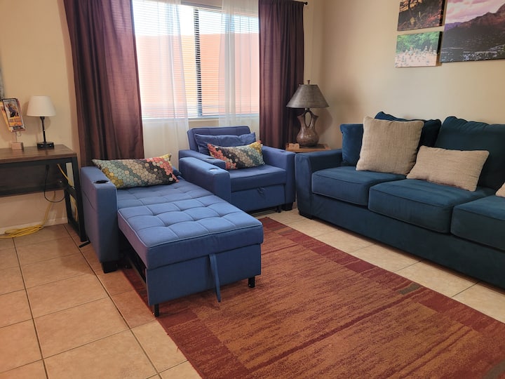 Sofá extraíble de lujo más dos sillas extraíbles.  ¡Un montón de sábanas y blackies también!  