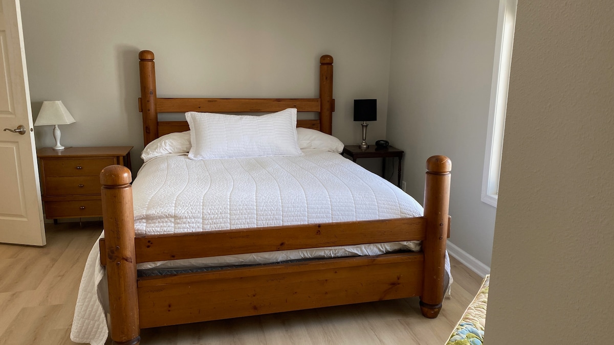 „Spavaća soba u staji” ima bračni krevet i veliki ormar s dječjim krevetićem i hranilicom.  Nalazi se na podrumskom katu uz dnevni boravak, prostoriju za stolni tenis i prostoriju s krevetima na kat. Uživajte u umjetničkim djelima povijesnih staja na Srednjem zapadu. 