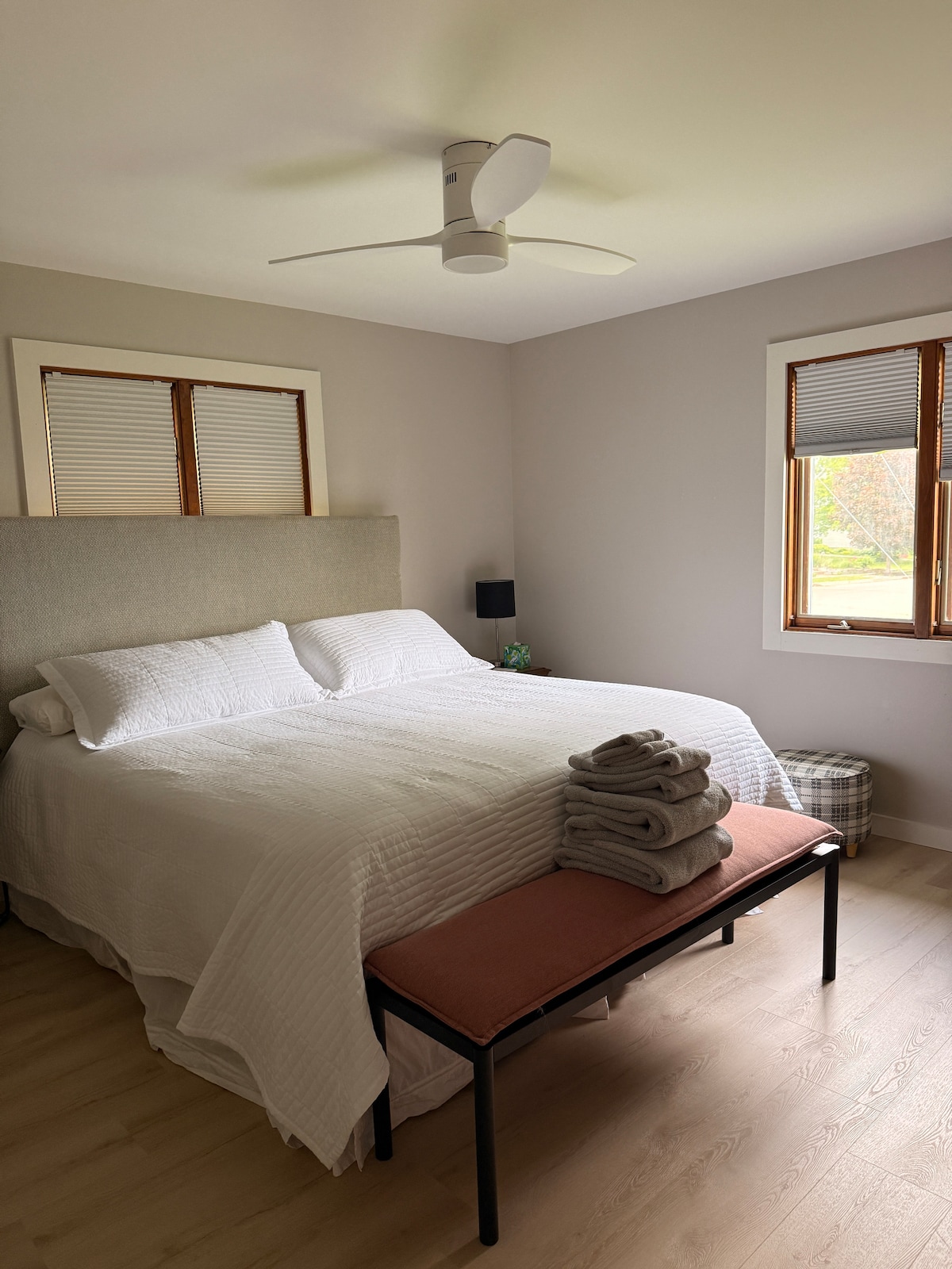 Glavna spavaća soba prostrana je i nalazi se na glavnoj etaži. Ima vlastitu kupaonicu, veliki bračni krevet i ormar. 