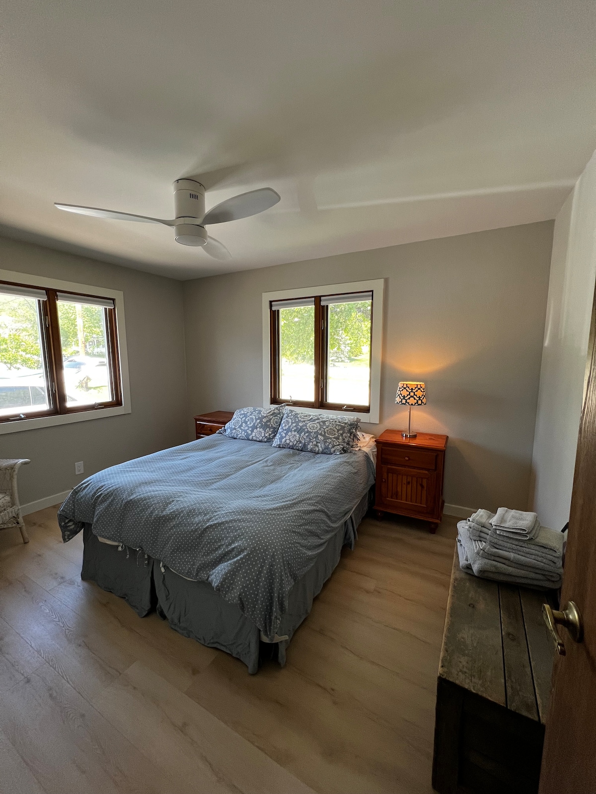 „Soba s pogledom na rijeku” također se nalazi na glavnoj etaži.  Ima bračni krevet i vlastiti ormar. Kupaonica je u glavnoj hodnici, udaljena samo nekoliko koraka. Uživajte u povijesnim umjetničkim djelima na zidovima koja prikazuju riječne brodove. 