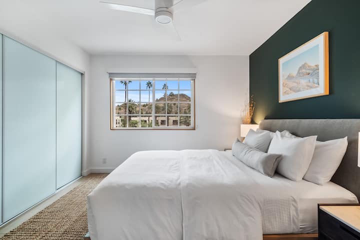 Spacious master with California king bed - all furniture from CB2/West Elm. High quality hotel mattress (used at Hilton Hotels).  Handwoven textured jute rug. Custom closet with lots of storage. Samsung smart TV. Ceiling fan + more