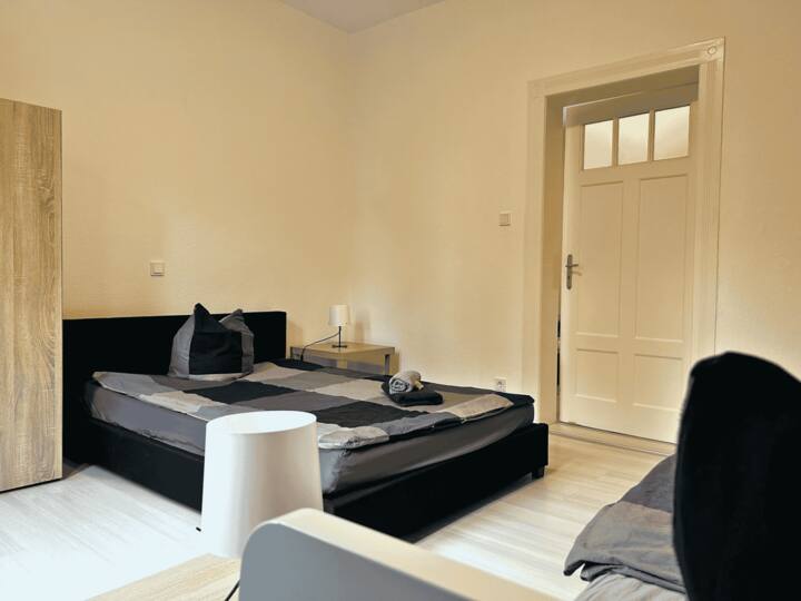 Priestranná spálňa v zadnej časti apartmánu s manželskou posteľou o rozmere 140 x 200 a samostatnou posteľou o rozmere 90 x 200.