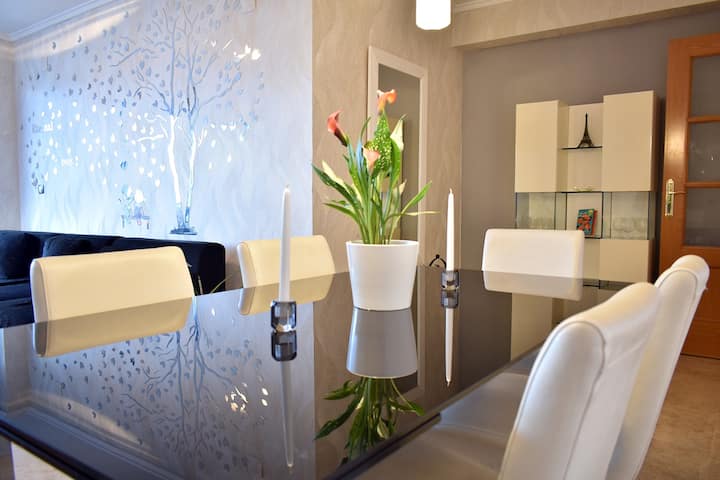 Luxury Sky Apartment - 3br - Sleeps 6 - Pool & Gym - Valencia