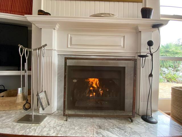 Spacious, sunny home with large pool & fire place gallery image 2