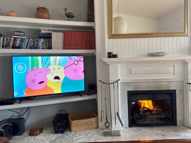 Spacious, sunny home with large pool & fire place gallery image 3