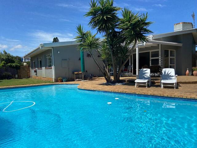 Spacious, sunny home with large pool & fire place gallery image 4