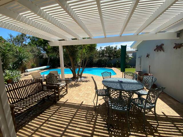 Spacious, sunny home with large pool & fire place gallery image 5