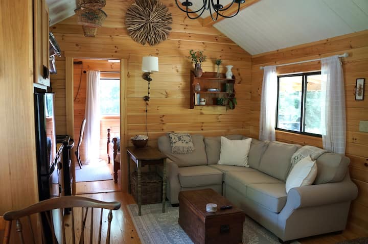 Gardener's Cabin | English Cottage & Clawfoot Tub - Vermont