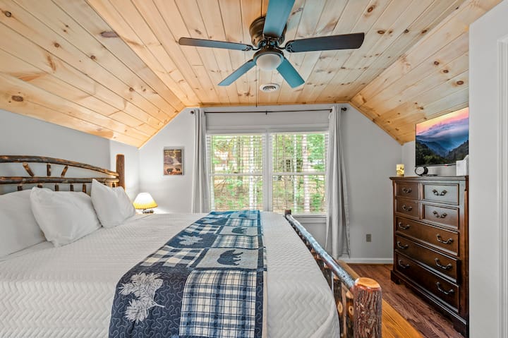 Arriba, cama tamaño king, cama súper cómoda, televisor inteligente, armario, portaequipajes y cesta de lavandería. ¡Hermosa vista del parque, puertos de carga de teléfono, bosque de montaña ahumado mantenido!