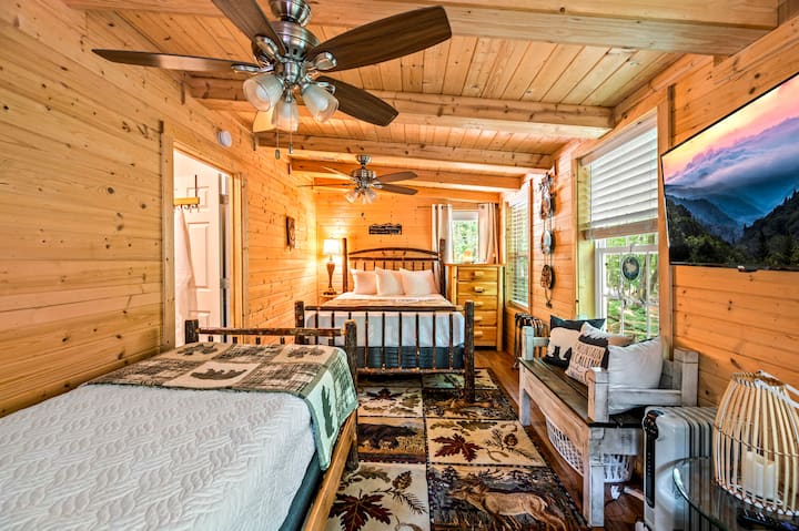 Dormitorio #3: tiene asientos de puerta a porche trasero y área de fogata, ¡acceso a la bañera de hidromasaje también! Dedica el espacio de trabajo con la regleta de protección contra sobretensiones proporcionada para la computadora portátil, trabaja con vistas al bosque.