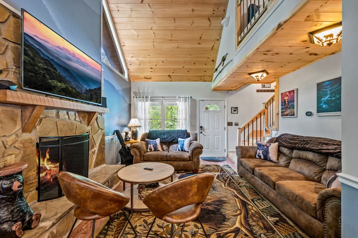 Lugar perfecto para descansar junto al fuego después de un día de turismo. Observa los árboles cambiar con las estaciones y la luna asomándose por las ventanas o disfruta del televisor inteligente de 65 pulgadas. ¡Prueba la guitarra!