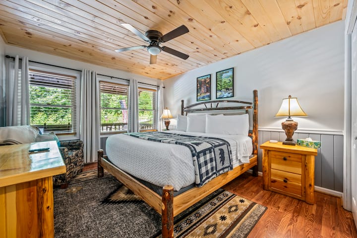 Dormitorio principal/ principal: tamaño king, abajo, acceso espacioso, cómodo, cama súper cómoda, ¡todas las habitaciones están equipadas con múltiples opciones de carga y enchufe!