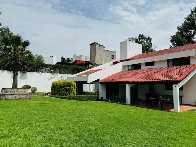 Jardín y hermosa casa para eventos y estancia