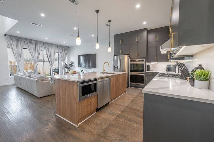 Heated Pool Luxe Living Dallas gallery image 4