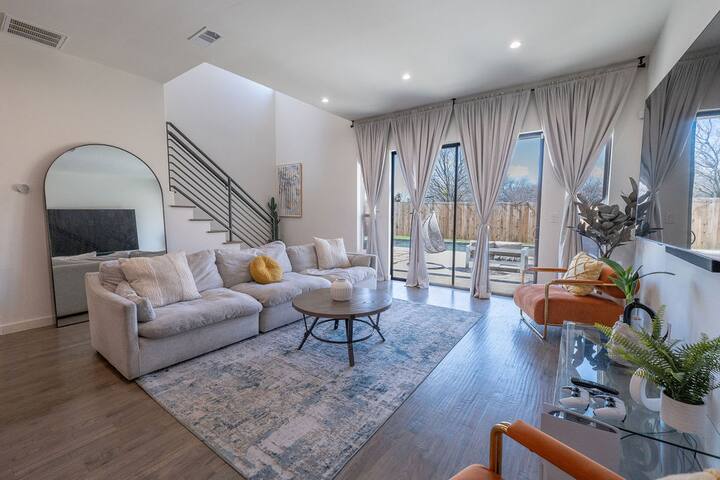 Heated Pool Luxe Living Dallas gallery image 3