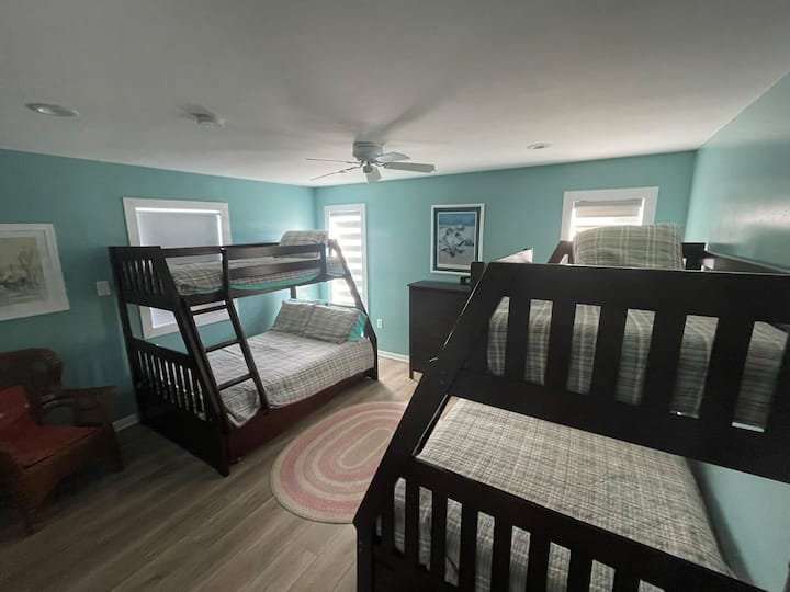 ห้องสองชั้น - พักได้ 7 คน [เตียงคู่มากกว่าเตียงคู่ + เตียงคู่ x 2]