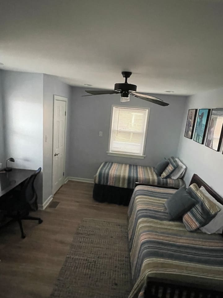 สำนักงานนอนได้ 3 คน - เตียงคู่พร้อม Trundle (ทำเตียงคิงไซส์) + เตียงคู่โต๊ะทำงาน 