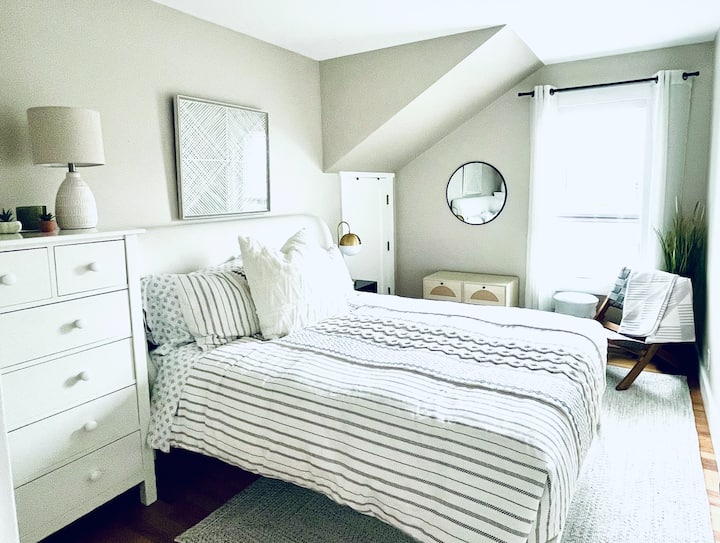 SLAAPKAMER 2: ook met katoenen beddengoed van hoge kwaliteit, zachte en stevige kussenopties en extra dekens. Kamer verduisterende tinten, witte ruismachine, Sonos-luidspreker, draagbare ventilator, oplaadstations aan het bed en dimbare verlichting.