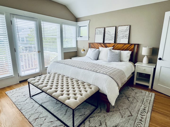 PRIMAIRE SUITE: kingsize bed met bekroond Helix-matras en katoenen beddengoed van hoge kwaliteit, zachte + stevige kussenopties en extra dekens. Kamer verduisterende tinten, witte ruismachine, Sonos-luidspreker, draagbare ventilator, oplaadstations aan het bed en dimbare verlichting.