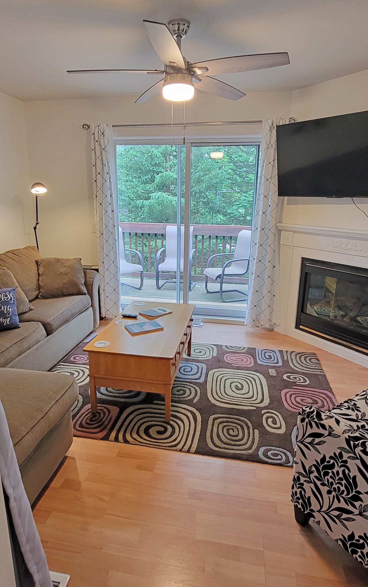 客厅配备全尺寸沙发床和隐私帘。