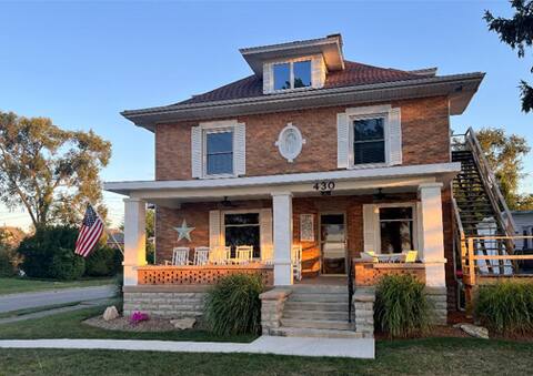 Gorgeous house facing Lake Erie!