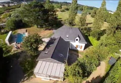 Large house with 2,500 m² garden and pool