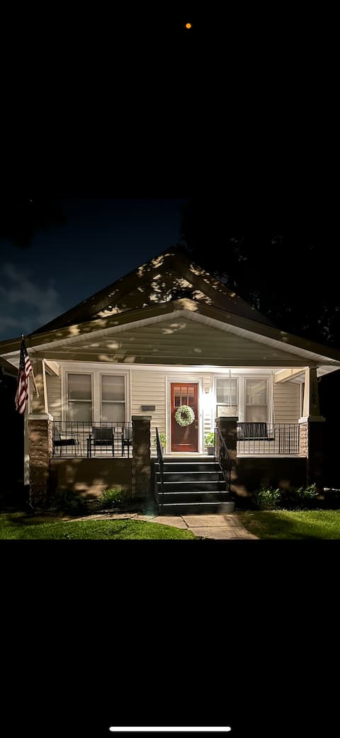 Historic Leclaire Cottage on the Park