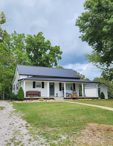 Cheerful 3 bedroom home out in the country side.