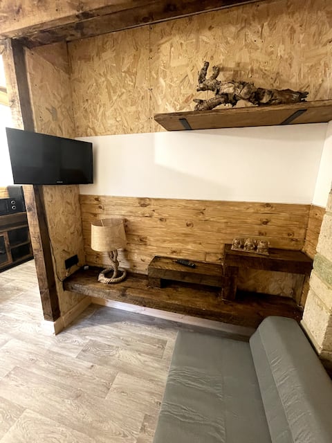Successful Airbnb property: Brand New Lodge with Private Entrance & Bathroom in Stone