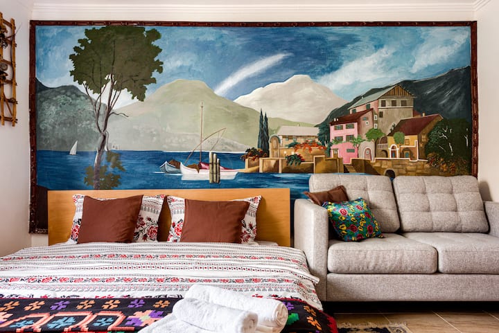 “Zgjohu i frymëzuar nga një mural i pikturuar me dorë ️ Një pushim i ngrohtë dhe plot ngjyra që përzien artin dhe rehatinë.