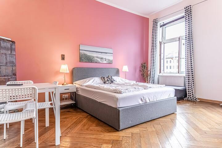 4 Apartments near AKH Hospital – Sleeps 19 gallery image 3