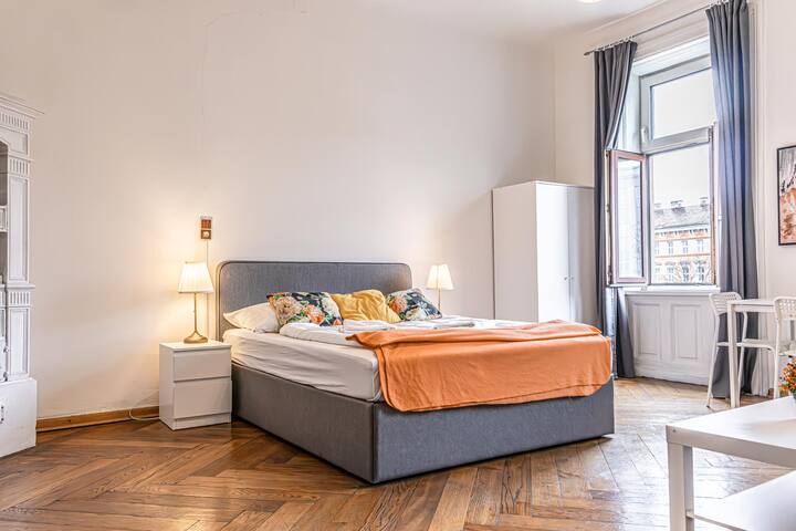 4 Apartments near AKH Hospital – Sleeps 19 gallery image 4