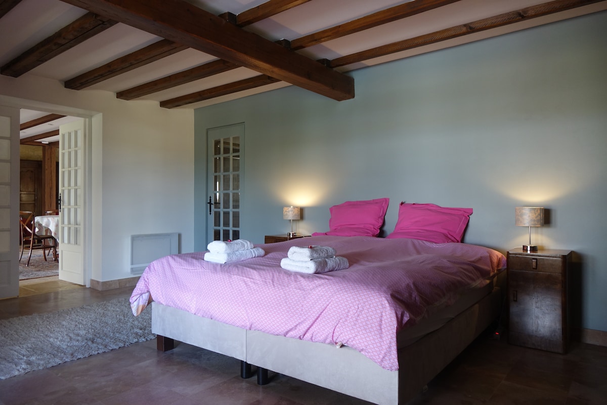 Bedroom on the ground floor with king size bed 180x200, porte-fenêtre with views of the garden,  terrace, pool and valley. Annex private bathroom.