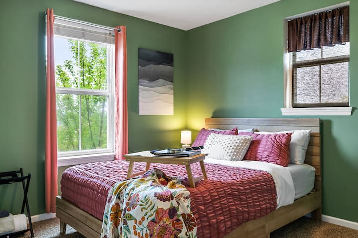 مريحة وملونة وهادئة – غرفة نوم ثالثة بألوان غنية وسرير كوين فخم، مصممة للراحة العميقة والليالي الهادئة.