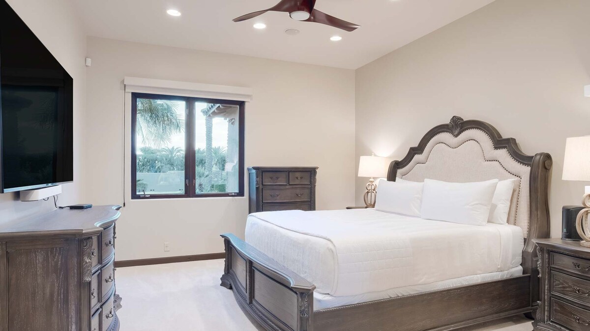 Prostrana spavaća soba s velikim bračnim krevetom, udobnim prostorom za sjedenje i puno prirodnog svjetla.