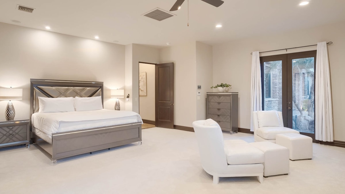 Uživajte u luksuznom i udobnom boravku u ovoj dobro opremljenoj spavaćoj sobi s vlastitom kupaonicom.