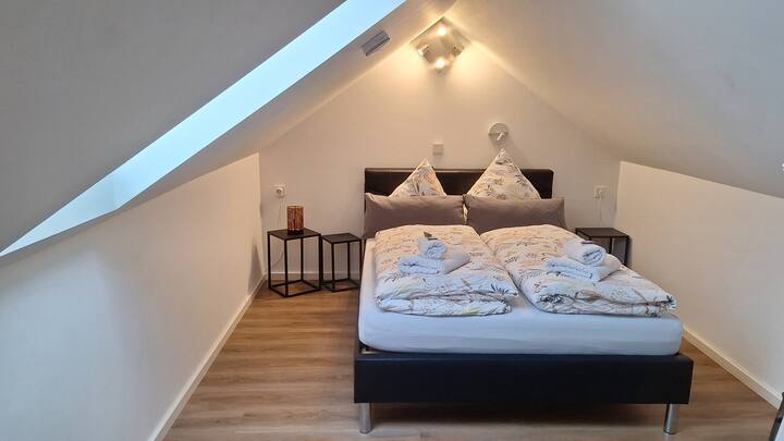 Galería para dormir con cama doble de 140 cm x 200 cm, perchero y aire acondicionado