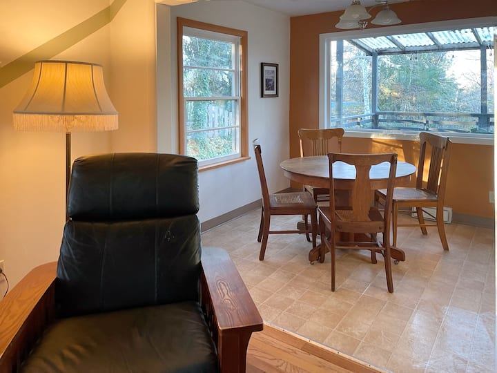 Cheerful And Comfy Two Bedroom With Free Parking - Portland, OR